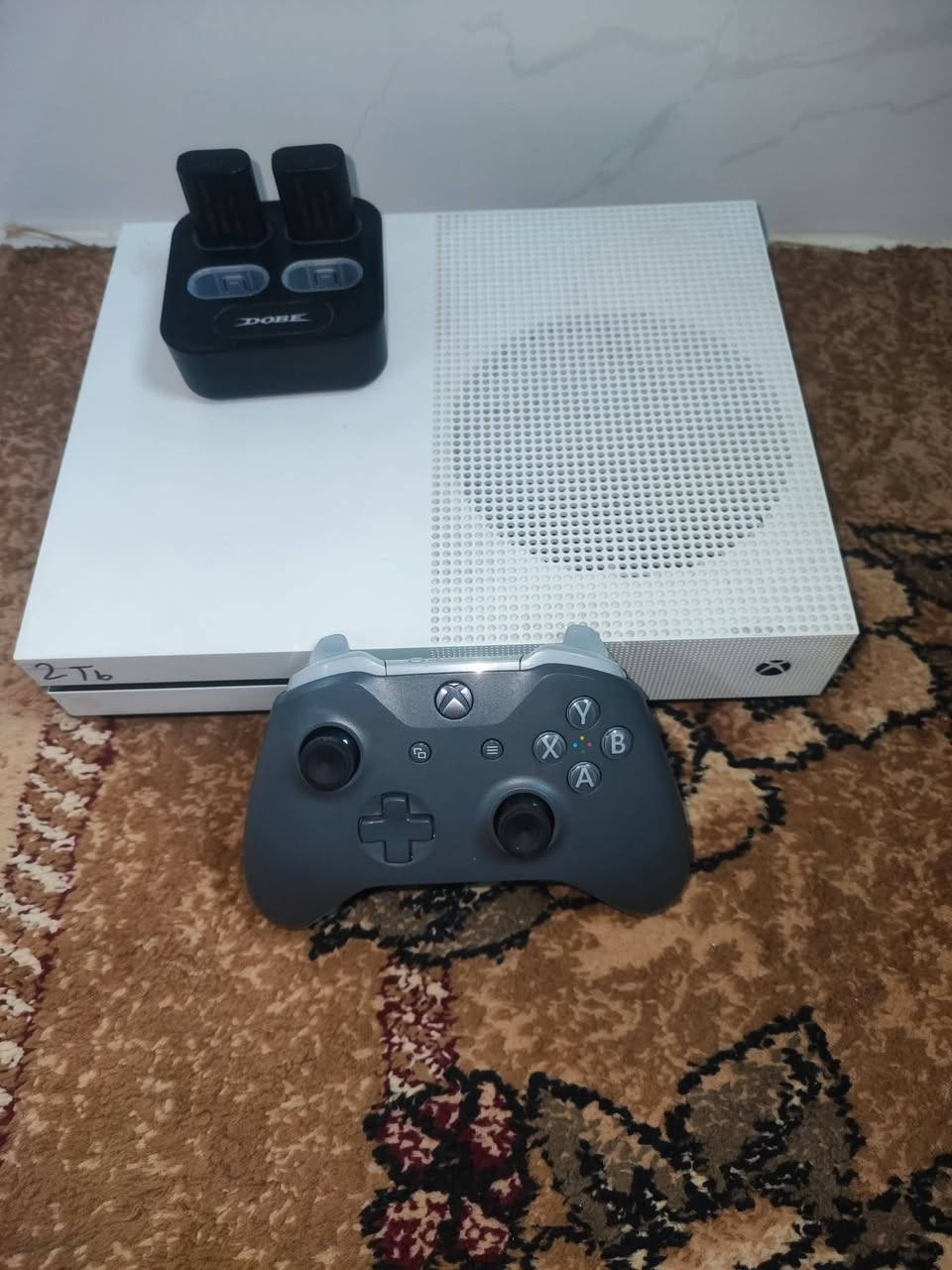 اكس بوكس وان اس للبيع🔥
مع بطاريات الاصلي بلادي قوتهن تصل الى يوم ونص الى يومين 
 ومع جوستك البلادي 
ومع كيبل HD 
مع شاحن البطاريات 
ذاكرة 2TB (الفين كيكا) 
اونلاين واوف لاين 
مع حساب فورزا هورايزن5
انطي هوة والجوستك بل شرط اذا مفتوحاات
بل شرط بل شرط 
السعر 350
للتواصل ***********
المكان كركوك داقوق
