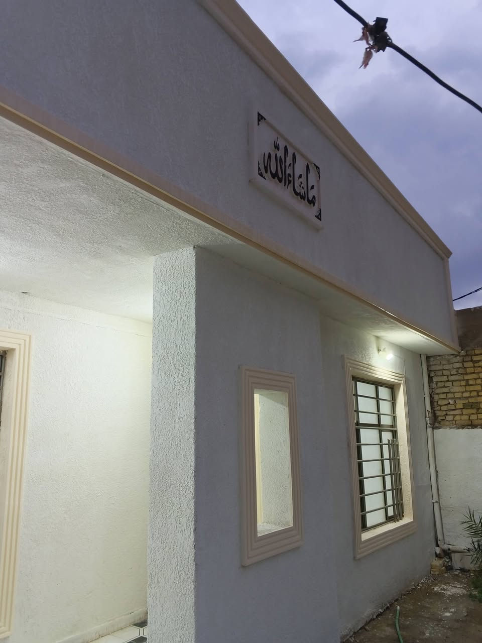 دار 200 متر للبيع مطلوب مبادرة تم تسديد سنة وشهرين من القسط الشهري تدفع مقدمة 60 والباقي تسديد شهري للمصرف العقاري شهريا 438 الف  عنوان الدار حي الحوراء الثالثة المربع الذهبي بالخدمات للاستفسار الاتصال على الرقم ***********
