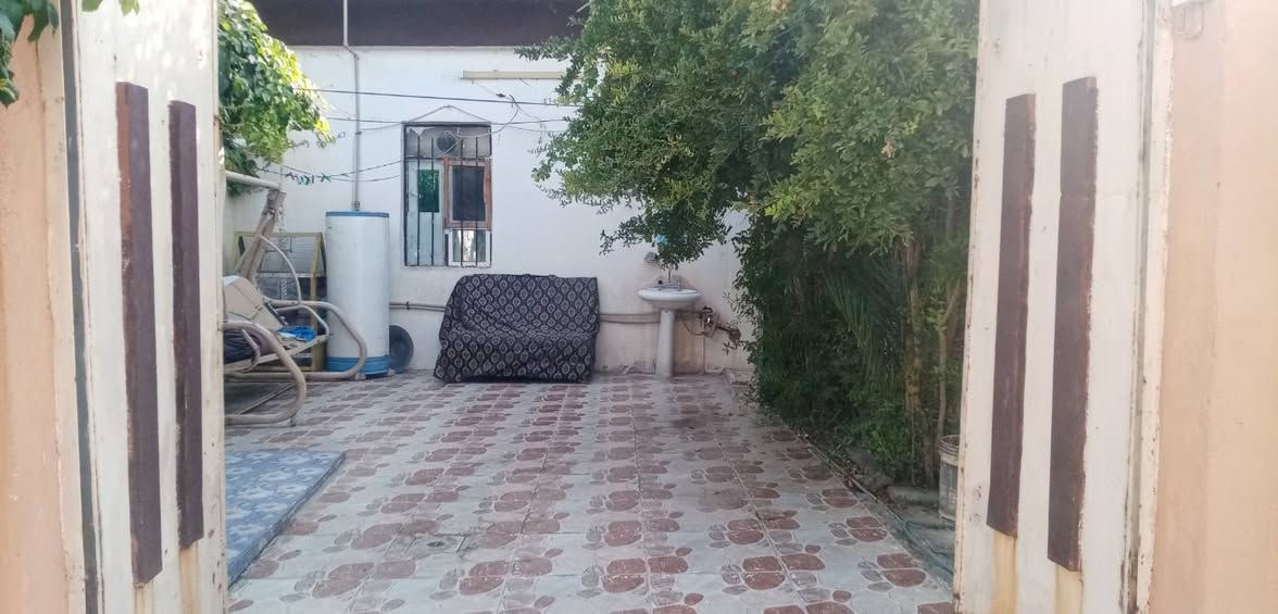 السلام عليكم ورحمة الله وبركاته لبيع دار سكني الموقع ناحية القياره قرب كراج الموصل شارع الشويخ مقابل جابر الحسين علي النجم وجيران الاستاذ رائد العلي منزل ابو عبد الرحمن للاستفسار الاتصال على الرقم ***********
