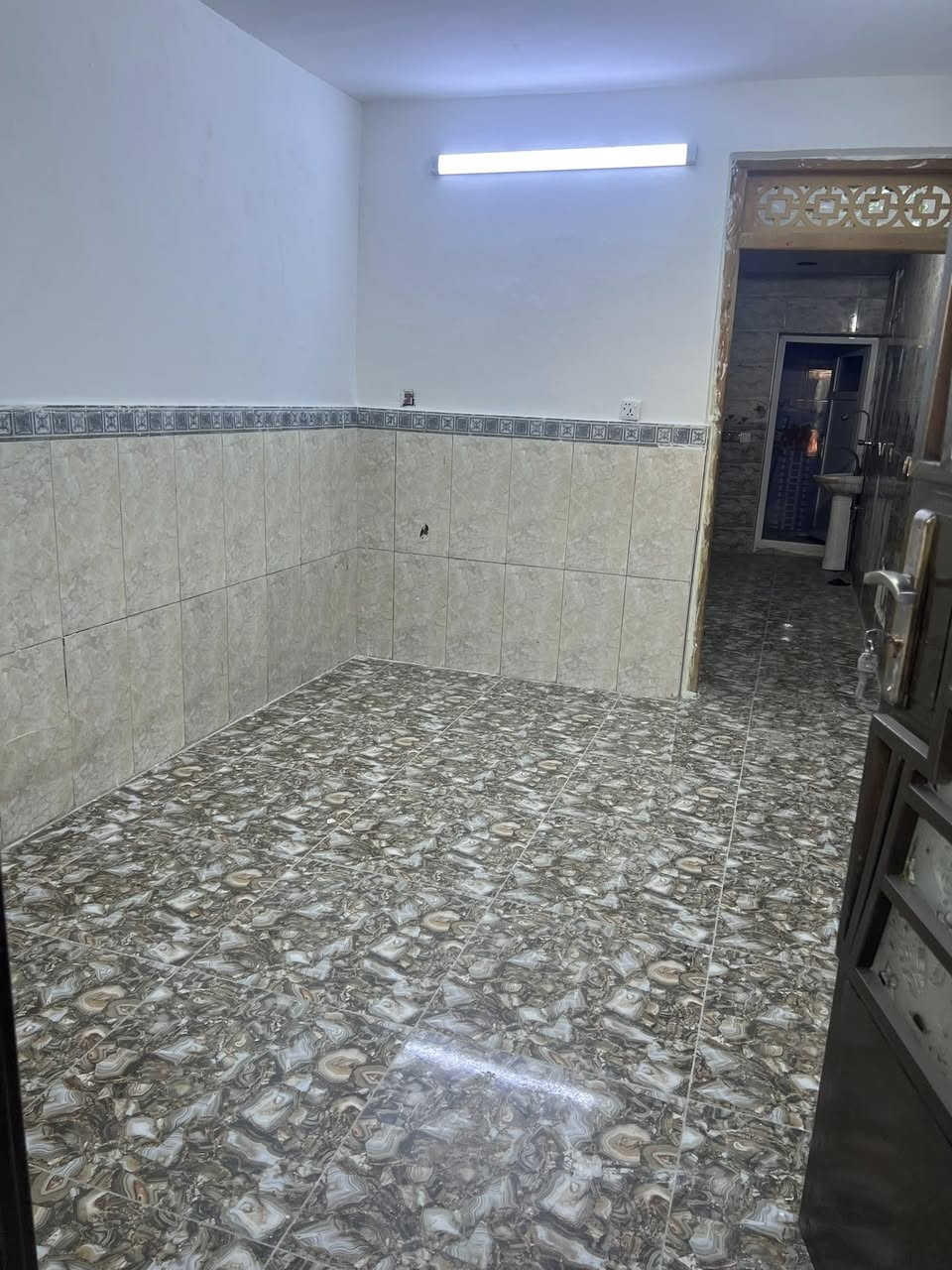 إعلان بيع ✅
دار للبيع المساحة 40 متر واقع حال
يحتوي على ♻️
ط1/ استقبال +صاله +خدمات 
ط2/غرفتين
ط3/ غرفه وسطح
موقع العقار📍
بغداد الجديده قرب الملجاه 
شارع عريض على تشجير
للاستفسار📞
***********
يوجد واتساب ☎️
#بغداد_الجديدة
