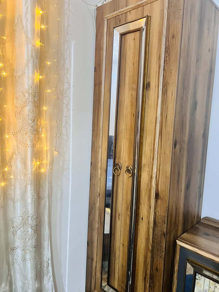 غرفة نوم تركيه ضخمه جدا للبيع تحتوي على ١٠ قطع كنتور اضافي للاطفال الجربايه تحتوي على مخزن وملحق الجربايه ايضا بي مخزن بيها ضرر بسيط مثل ما موضح بالصور والفيديو بجرار التابع للجربايه 
اشتريتها بمليون و٩٥٠ ابيعها ب٩٠٠ فقط


**إذا كنت صاحب هذا الإعلان وتريد حذفه لأي سبب، رجاءا أرسل رسالة إلى الدعم الفني**