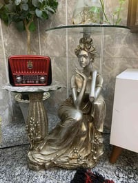 � تمثال ديكور راقٍ مع طاولة زجاجية، تصميم كلاسيكي أنثوي يلفت الأنظار و...