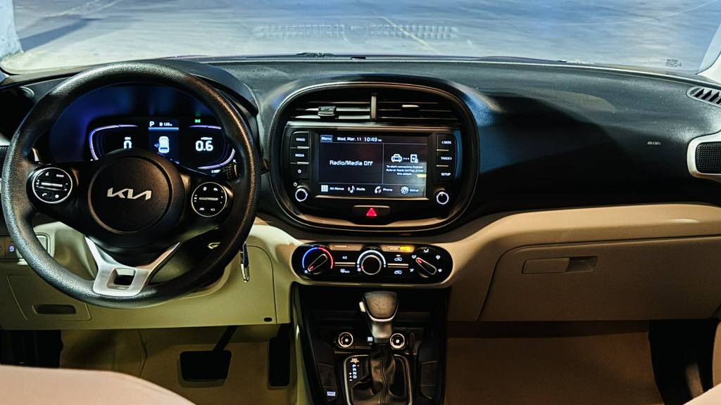 السلام عليكم 
للبيع 
كيا صول موديل23 
رقم بابل الجديد قبل ايام رقمناها
السياره جديده جدا
ماشيه13 الف حقيقي
لا صبغ 
ولا تبديل 
ولا ايرباك
داخل بيجي
كاميرا
شاشه
رادارات
ويل كب 
ضررها فقط بارد
حتى الدعاميه اصايه بيها ليبل 
السياره مال جناي
رقم بابل
مكاني بابل 
***********
