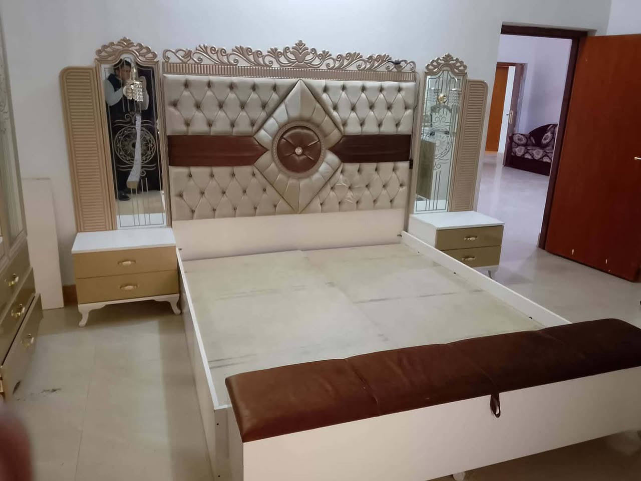 للبيع 
٩ قطع غرفه النوم احمر سعر ٤٥٠ 
٥ قطع غرفه النوم ذهب سعر ٣٠٠ 
٩ قطع غرفه النوم بيجي تركي سعر ٧٠٠
وبيه مجال ع خاص 
مكانه رمادي 
*********** للإستفسار
