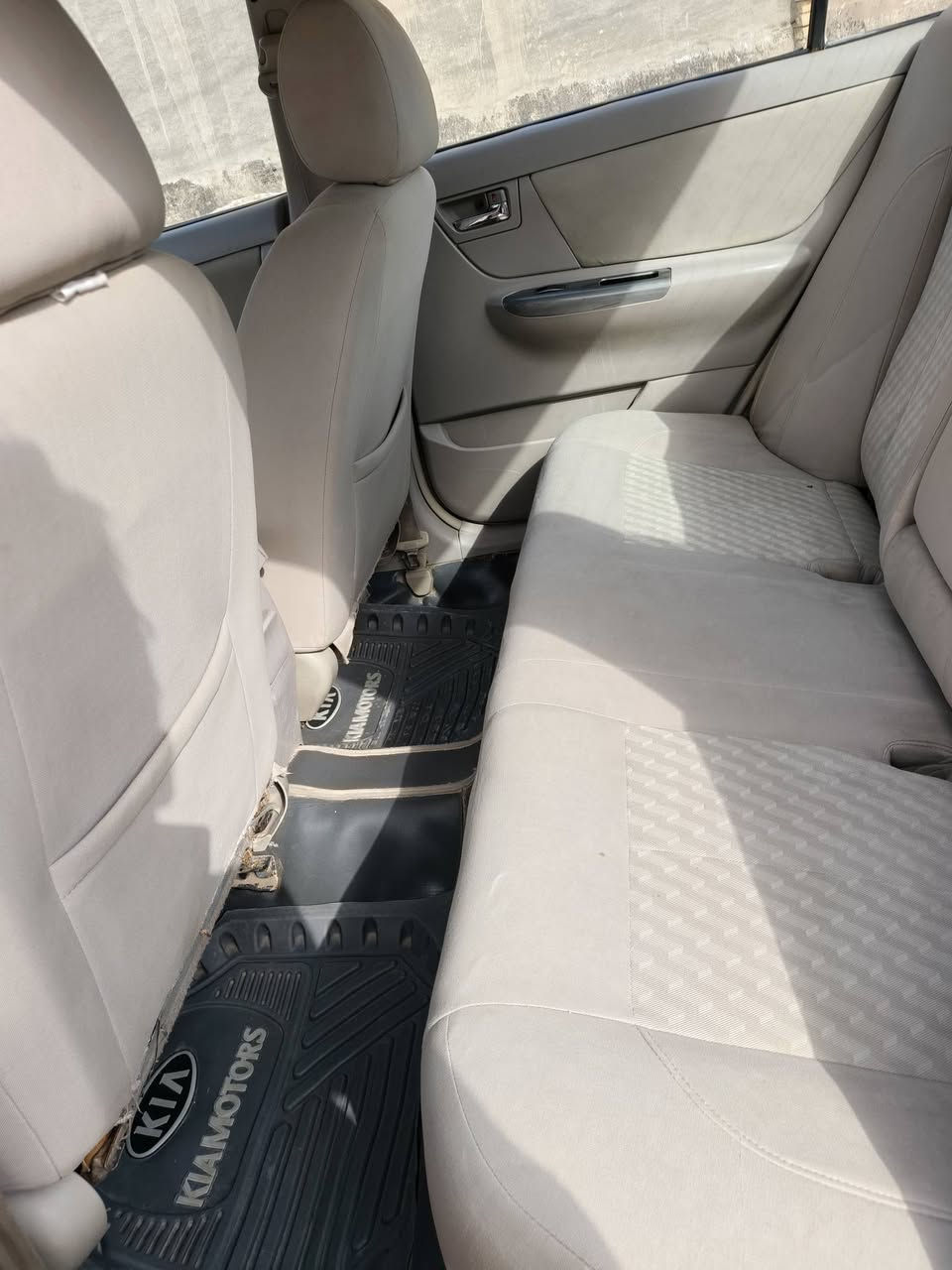 جيلي موبل مديل2013 السيارة نضيفة ما نقصها شي مكفولة السيارة رقم بغداد إنكليزي تحويل ثاني يوم مكان واسط مركز المدينة  بيها صبغ في دعامات و الهلالات الخلفي ، السعر 45 الرقم ***********
