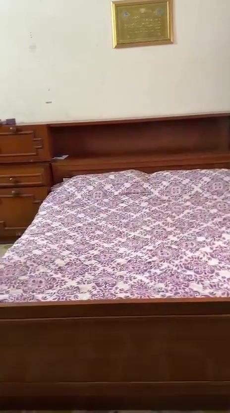 غرفة نوم 6 الواب صاج نظيفة تكمه بيع مستعجل 
500 الف عنواني بغداد المنصور
***********
