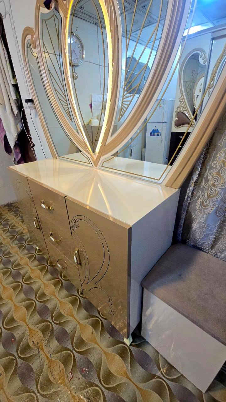 سلام عليكم غرفه اخشاب كبيره 9 قطعه للبيع...
غرفه اخشاب تركي 9 قطعه النضافه مثل ما موضح بالصوره شخط مابيهه تجي وتشوف بعينك
   عنواني كربلاء  حي العسكري ***********
*********** واتساب
