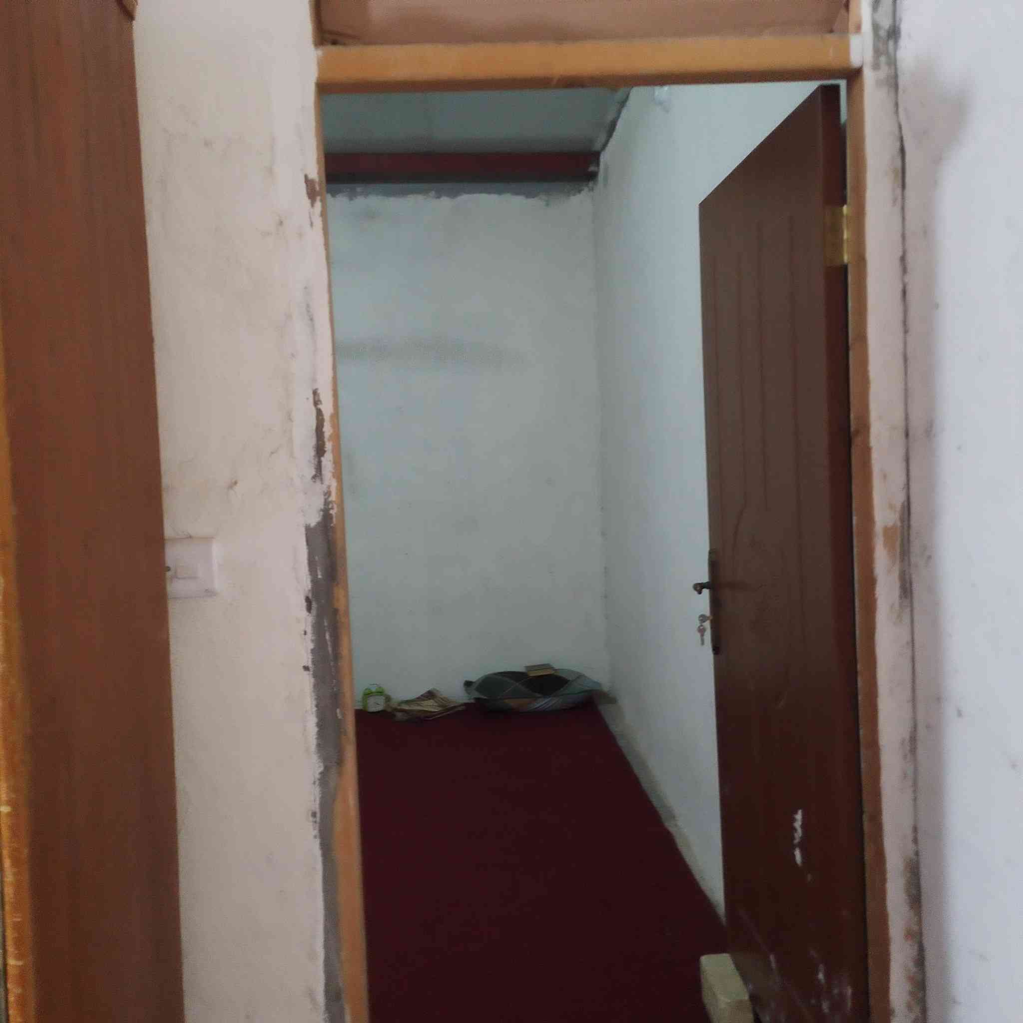 دار للبيع المساحه 90 متر يتكون الدار على استقبال ومطبخ وصاله وغرفه نوم وحمام وترك  موقع الدار حي الشهداء مقابيل التصنيع اي استفسار على هاذه الرقم *********** واتساب والمازنجر مفتوح
