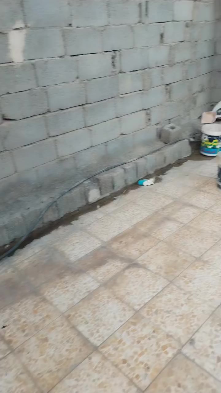 سلام عليكم دار للبيع في الحر الصغير قريب جامعة الهل البيت عل بزل متفون مساحه 200 متر واجيه 11متر نزال19متر عنوان كربلاء ***********هاذرقمي أني صاحب الدار
