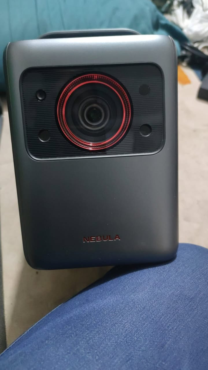 سلام عليكم لجهاز مستعمل من دون كارتونه بدون نظام انته ظيفله نظام دنكل أو شي ثاني جهاز  Cosmos Laser 4K Projector يتميز بمواصفات قوية تجعله من أفضل الخيارات للسينما المنزلية، حيث يجمع بين دقة 4K UHD، سطوع عالي يصل إلى 2400 ANSI Lumens، وصوت Dolby Audio مدمج.

📊 المواصفات الكاملة للجهاز

الميزة

التفاصيل

الدقة

4K UHD (3840 × 2160)

تقنية العرض

DLP مع ليزر ALPD 3.0 (مستخدمة في دور السينما)

السطوع

2200–2400 ANSI Lumens (ISO)

التباين

1000:1 مع دعم HDR10

الألوان

تغطية 100% Rec.709 لضمان دقة الألوان

حجم الشاشة

حتى 150 إنش بنسبة رمي 1.27:1

الصوت

Dolby Audio مع مكبرات مدمجة (10W × 2 Subwoofers + 5W × 2 Tweeters)

النظام

Android TV مع دونجل مدمج (يدعم Netflix، YouTube، 7000+ تطبيق)

التقنيات الذكية

Autofocus، Auto Keystone Correction، Screen Fit، Eye Guard

العمر الافتراضي للمصباح

حتى 25,000 ساعة (يعادل أكثر من 17 سنة عند الاستخدام 4 ساعات يومياً)

الضوضاء

هادئ جداً (28 ديسيبل تقريباً)

الاتصال

Wi-Fi، Bluetooth، HDMI، USB

الوزن

حوالي 4.8 كغ مع مقبض للحمل

الاستخدام

سينما منزلية، عروض عمل، ألعاب، بث مباشر


**إذا كنت صاحب هذا الإعلان وتريد حذفه لأي سبب، رجاءا أرسل رسالة إلى الدعم الفني**