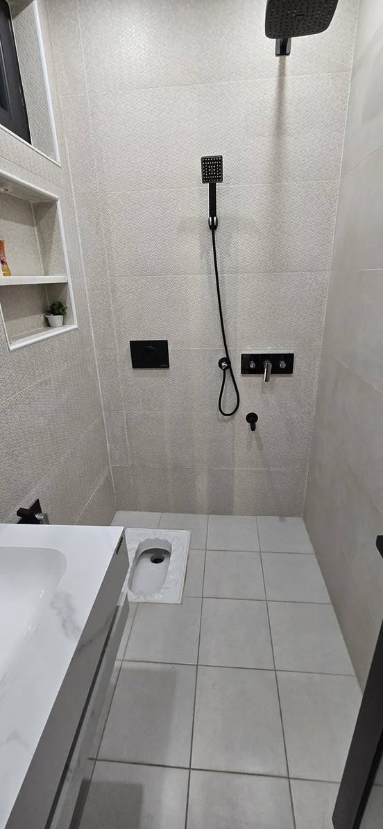 بيت للبيع في البنوك خلف أسواق الفتلاوي المساحة ٢٠٠ متر الواجهة ٦٦ ،٦ والنزال ٣٠ شارع عريض ١٥ متر موقع مميز ٤ غرف نوم بي سويتات بناء فول حديث ٢٠٢٤ ارضيات فوك وجوة مرمر نقشات مغربية رصيف ٤ متر للإستفسار مراجعة شركة ملك العقارات للاستثمار والتطوير العقاري في البنوك شارع الكنيسة مقابيل ماركت الروعة  ***********
