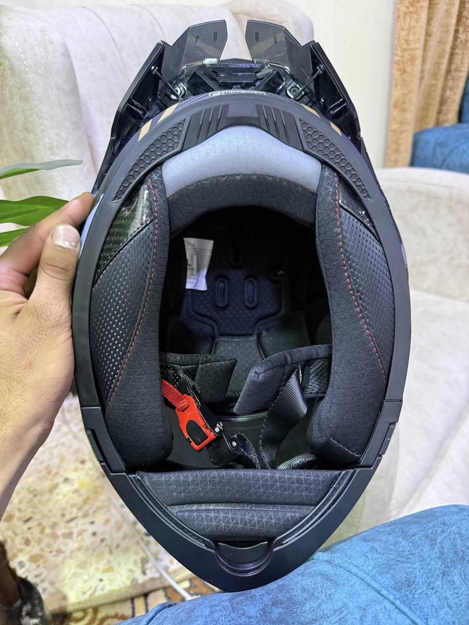 خوذة بالة الماني نضافة 100‎%‎ 
حاصلة علا شهادة DOT الحقيقي السلامة والامان 
تحتوي علا فتحات تهوية وفتحات مانع الضباب 
وحاصلة علا شهادة ECE 
مضادة للخدوش ذات طلاء ثابت 
تحتوي علا بطانة داخلية مريحة وثابتة
خوذة انطيك بيها ضمان علا القوة والمتانة مالتها تصعد فوكاها مايهمني وزنك اذا فطرت او انكسرت فلوسك ترجعلك   
تواصل ماسنجر او علا رقم ***********
