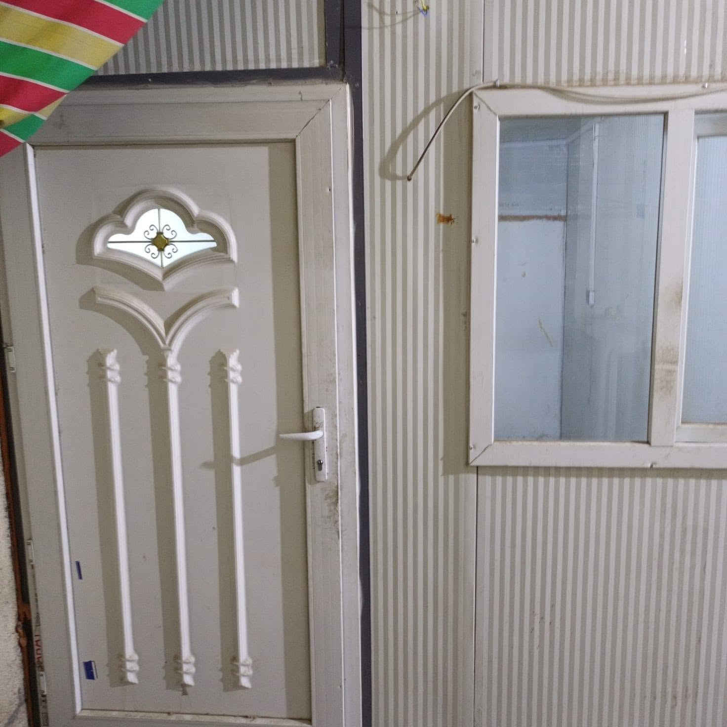 غرفة سندويش بنل للبيع مستخدمة   اخو الجديدة اثنين ونص في اربعة مبنية على زاوية حائط السياج مع باب وشباك المكان قي بغداد الكرخ للتواصل ومعرفة باقي التفاصيل  واتساب ***********
