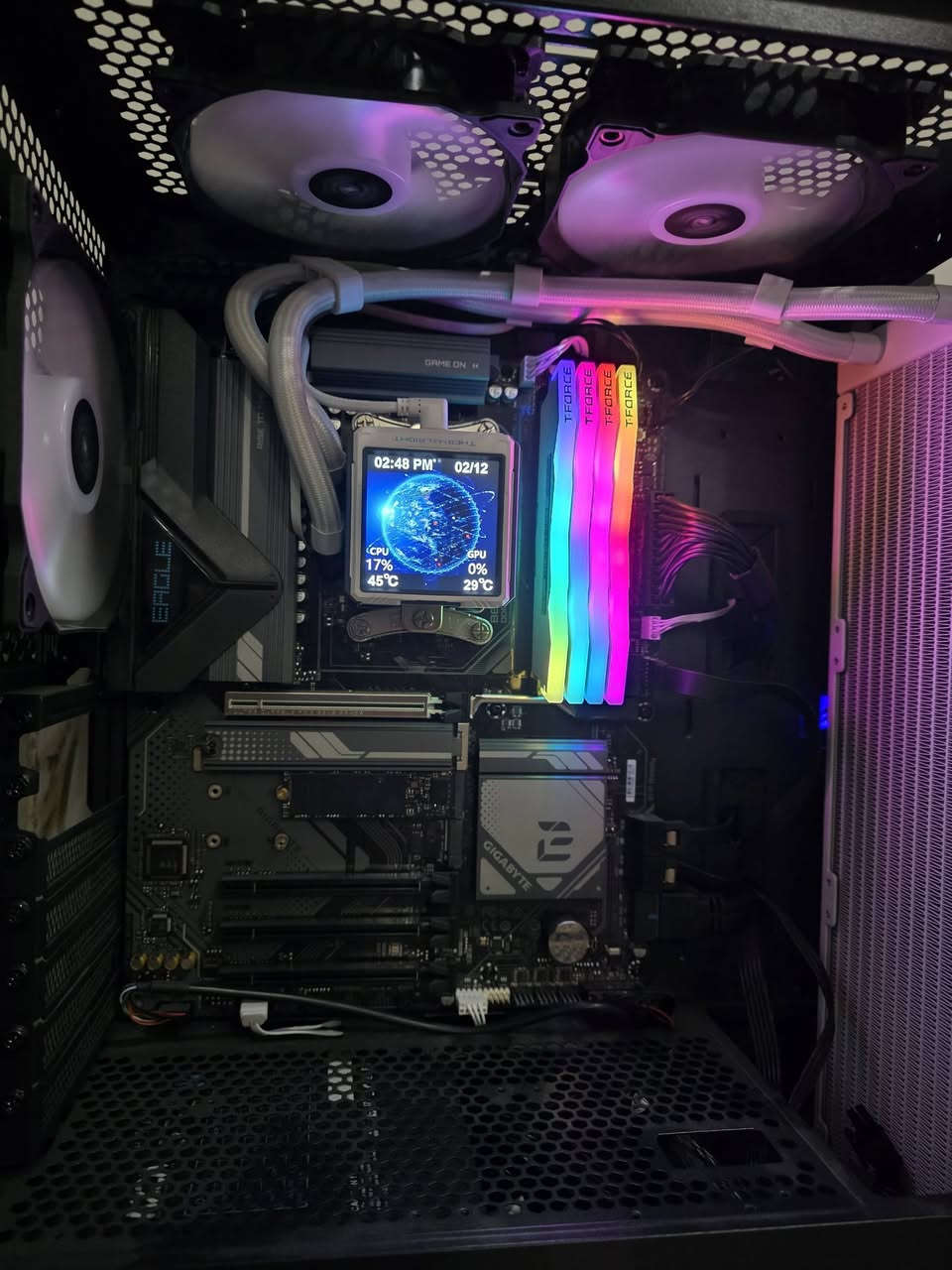 السلام عليكم تجميعة بدون كارت للبيع
استعمال ٥ اشهر العاب
 ابيع فقط كاملة

Cpu : R 7800X3D 
الجديد ب 550 
Cpu Cooler : 360 mm + info screen 
الجديد ب 145
MB: B850 GIGABYTE WIFI PRO PLUS
الجديد ب 350
RAM : 4 X 8 6000HZ RGB white 
الجديد ب 675
Storage: 1 TB NVME PCIE GEN 5 
الجديد ب 325
Psu: 650 w 
الجديد ب 75

 الي ياخذ نفسها جديدة تكلفة 2,120,000
ابيعها ب 1,790,000

تواصل ***********
 ابيع فقط كاملة
