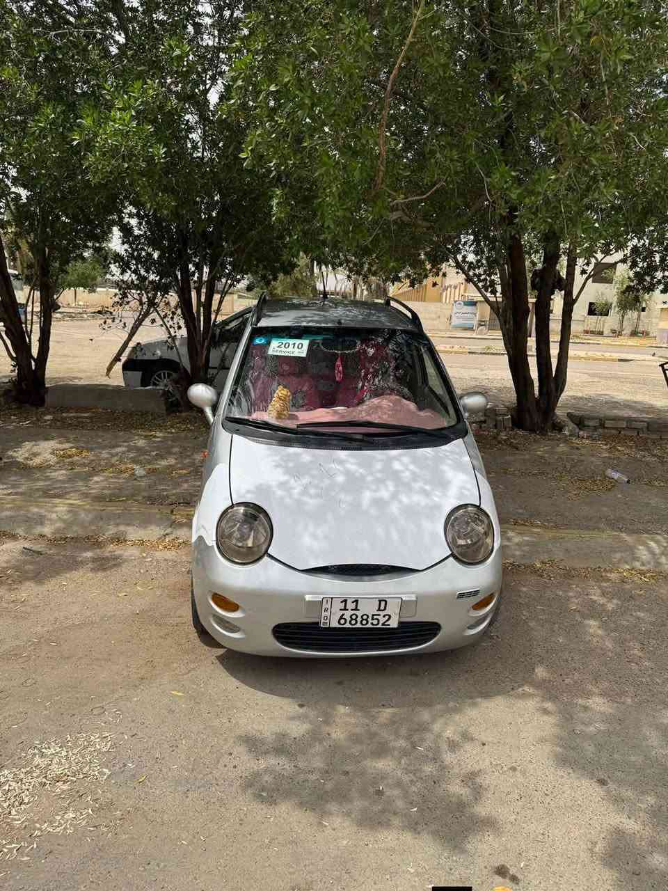 تفضل عيني، ضفتلك مواصفات المحرك (4 سلندر) والجير (أوتوماتيك) حتى تكون الكليشة كاملة مكملة وما ينقصها أي تفصيل للشراي:
🚗 للبيع: شيري QQ موديل 2010 (كامل مواصفات) 🚗

​السيارة ما شاء الله مال بيت (سيارة والدتي)، بحالة ممتازة جداً وجاهزة للاستخدام الفوري بدون أي نواقص، والبيع بسعر جداً مناسب. التفاصيل بكل أمانة:

​الموديل: 2010 - كامل المواصفات.

​المحرك: 4 سلندر، اقتصادي ونشيط جداً.

​الجير: أوتوماتيك.

​الجير والمحرك: مقفول وبشرط الفحص (درجة أولى).

​التبريد: شغال ثلج ما شاء الله وجاهز ومكفول.

​البودي والصبغ: مكفولة من الصبغ نهائياً (كلو على بلاده)، بيها فقط تعديل بارد بالصندوق وموضح بكل أمانة بدون صبغ.

​الداخل: مميز ومغلف بالكامل باللون الوردي المرتب والنظيف.

​التقرير: كلين تايتل (Clean Title).

​السنوية والتحويل: السيارة بإسمي مباشرةً والتحويل مباشر وبدون أي تأخير.

​الخلاصة: سيارة بلادية (4 سلندر أوتوماتيك) ومقفل جير ومحرك، مال بيت واستخدام حشيم، سعرها حيل مناسب، شغل واطلع والتحويل مباشر.

​📞 للاستفسار والتواصل:

​رقم الموبايل: ***********

​متواجد لأي استفسار أو للمعاينة، وبخدمتكم!

تفضل عيني، ضفتلك مواصفات المحرك (4 سلندر) والجير (أوتوماتيك) حتى تكون الكليشة كاملة مكملة وما ينقصها أي تفصيل للشراي:
