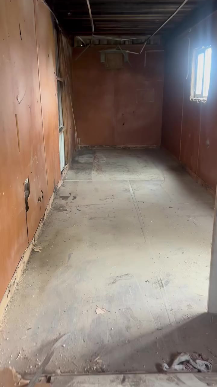 حاويه للبيع 12 متر المكان نجف السعر 2 مليونين قفل  *********** الاتصال على صاحب الحاويه
