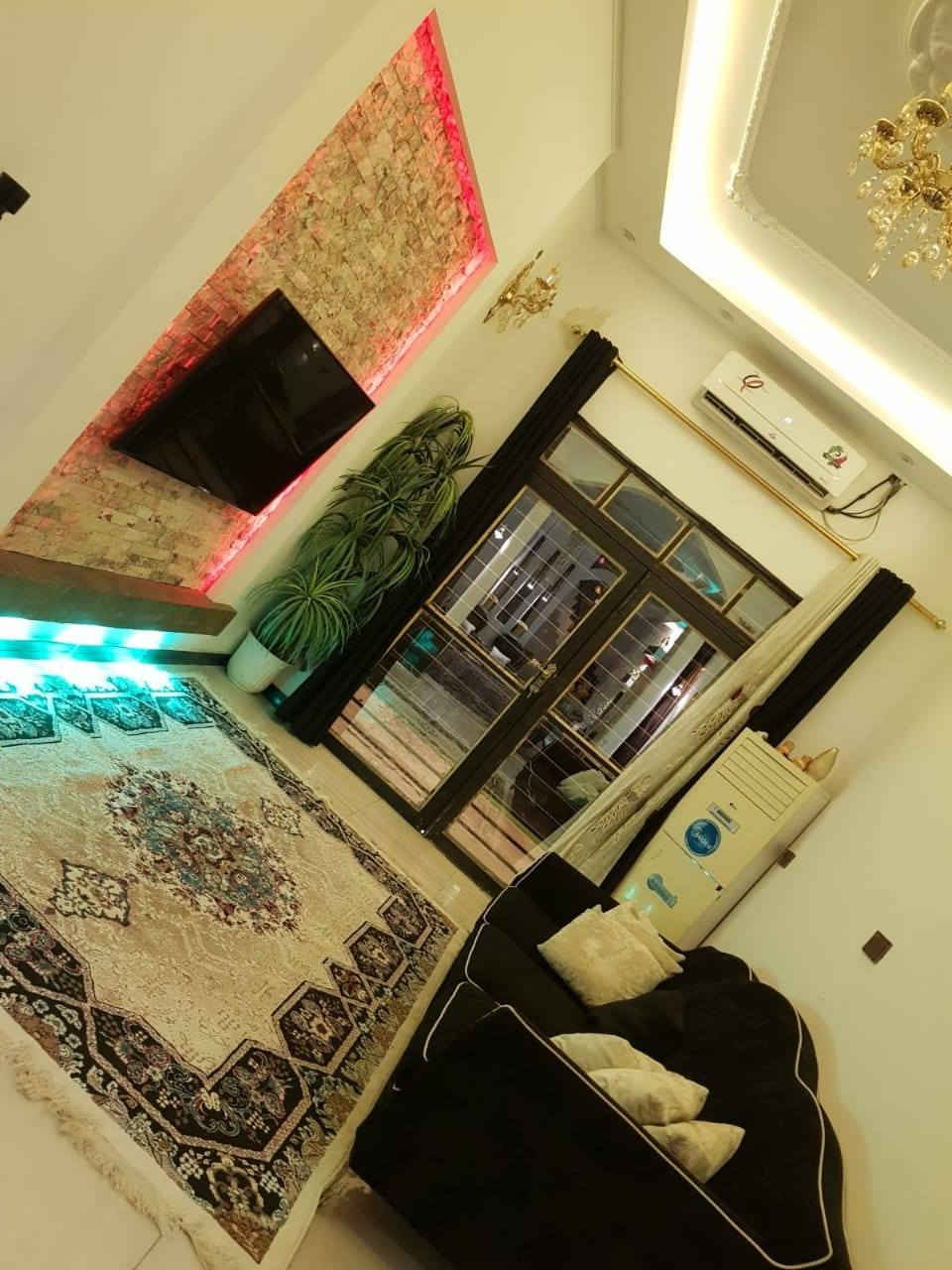 دار للبيع مساحه 365 متر طابق واحد  طابو زراعي   بسعر 200 مليون وبي مجال واجهه ١١ نزال ٣٣ مساحه البناء ٢٢٠متر يتكون من ثلاث غرف والرابعه صغيرا صاله كبيره دوانيه مطبخ صحيات و حديقه كراج يشيل ٢ سياره شط العرب الكباسي قرب مدرسه المنذريه
الاستفسار الاتصال على الرقم او الواتساب ***********
