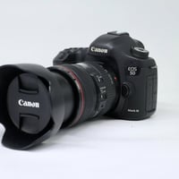 كأمره كانون   (💣 ✨5D Mark 3 📸💣) مع عدسه 24-105 رنك احمر فول فريم  نضاف...