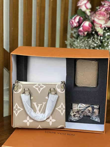 بوكس جنطة LV ماستر كوالتي متوفر بـ6 الوان
السعر:٣٥ الف 
الطلب خاص 
او واتساب:***********
