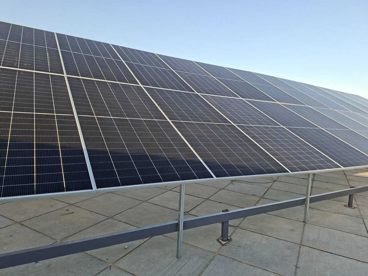 بفضل الله وتوفيقه 
تم تجهيز وتنصيب منظومة طاقة شمسية لبيت الاخ مله محمد في جزيرة تكريت بقدرة 50 امبير نهاراً وليلاً بتاريخ 19/2/2026. من قبلة
#مركز_دجلة_للطاقة_الشمسية. 
#الجودة_الضمان_عنواننا
للاستفسار//
***********
***********
او زيارتنا 
صلاح الدين تكريت القادسية الشارع العام 
الانبار الرمادي شارع 60
