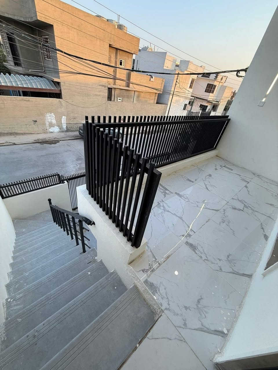 #دارللبيع  طابقين بناء حديث سقف مغربي نضام دكت
 مؤجر بوارد شهري ٣٠٠ الف 

لمعرفة السعر الاتصال على رقم الواتساب *********** او مراسله الصفحه 

#المساحة :-  100  متر 

#واجهة الدار :  5 * 20  متر

#نوع #العقار :- طابو ملك صرف

#الموقع كركوك — القادسيه الاولى قرب مدرسه طيبه الموقع  جيد قريب من كافة الخدمات 

#تفاصيل الدار

♦️الطابق الاول 

- استقبال  
- غرفة نوم 
- مطبخ 
- درج خارجي
- صحيات 
- كراج سيارة .

♦️الطابق الثاني 

- استقبال 
- غرفه نوم
- مطبخ
- صحيات 

#للأستفسار الأتصال على الارقام التالية :-

 📞 *********** 
أو مراسلتنا عبر الواتساب 

أو مراجعة مكتب الصرح للعقار  الكائن في القادسية الثانية  قرب تقاطع الحرية قادسية ومثلجات سارا
{  #نتشرف #بزيارتكم }
