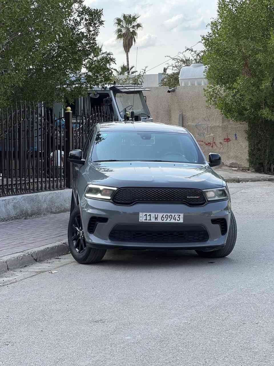 السلام عليكم🙋🏻‍♂️.           السعر 👈🏻233👉🏻 وبيها مجال
من رخصة الادمن المحترم .
للبيع سيارة دورانجو 2023 اصل اصل 
R/T 5700
وارد امريكي 
لون مميز اسمنتي 🩶
السيارة بيها الباب الخلفي والباقي مكفول 
كفالة عامة بچم كبس بدون ايرباكات شواصي
لغود كفالة 
صور الحادث مرفقة بالمنشور مع السونار
مواصفات السيارة 7 راكب 3 قطع تبريد 
كشنات جلد كشنات كهرباء تحكم ستيرن
جهتين مثبت سرعة حساسات امامية 
خلفية + رادارات 
معروفة مواصفات ال RT
رقم السيارة بغداد بأسمي مكاني بغداد
السعر $233 وبيها مجال 
للتواصل ***********
