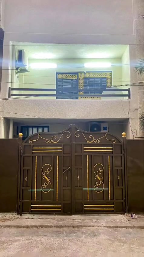 السلام عليكم دار للبيع المساحه 62 ونص الواجهه 5 زال 12:30 طابوا ملك صرف العنوان نهايه حي الشباب مدخل جامع علي السجاد يفصل بين حي التعليم ونهايه حي الشباب يحتوي الدار على هول ومطبخ وخدمات بطابق الاول طابق الثاني يحتوي على غرفتين نوم وسطحن الاستفسار على الرقم ***********.
