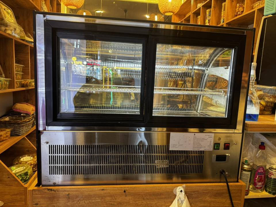 سلام عليكم
عارضة براد للبيع دبل رف حديد بيبان ثنين سلايد دبل جام   بيها ضوة لد 
الموديل:GN-900CT
مقياس حرارة 
زر الضوة 
زر تشغيل البراد 
الموقع بغداد السيدية شارع المركز 
للاستفسار الرقم ***********
