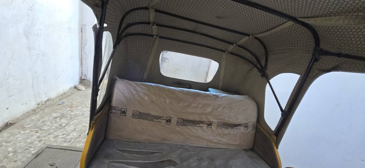 سلام عليكم. تكتك موديل 2021رقم و سنويه.تكتك معمره بيها صفحه  اليسره و لغد معمر كلها و صبغ عام و مكينتها مكفوله المكان بغداد دوره ابو دشير الرقم ***********
