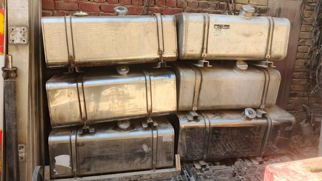 السلام عليكم ورحمه الله وبركاته 
تانكيات ستيل وفافون وحديد للبيع مكان حله شارع 80 استفسار 
***********
