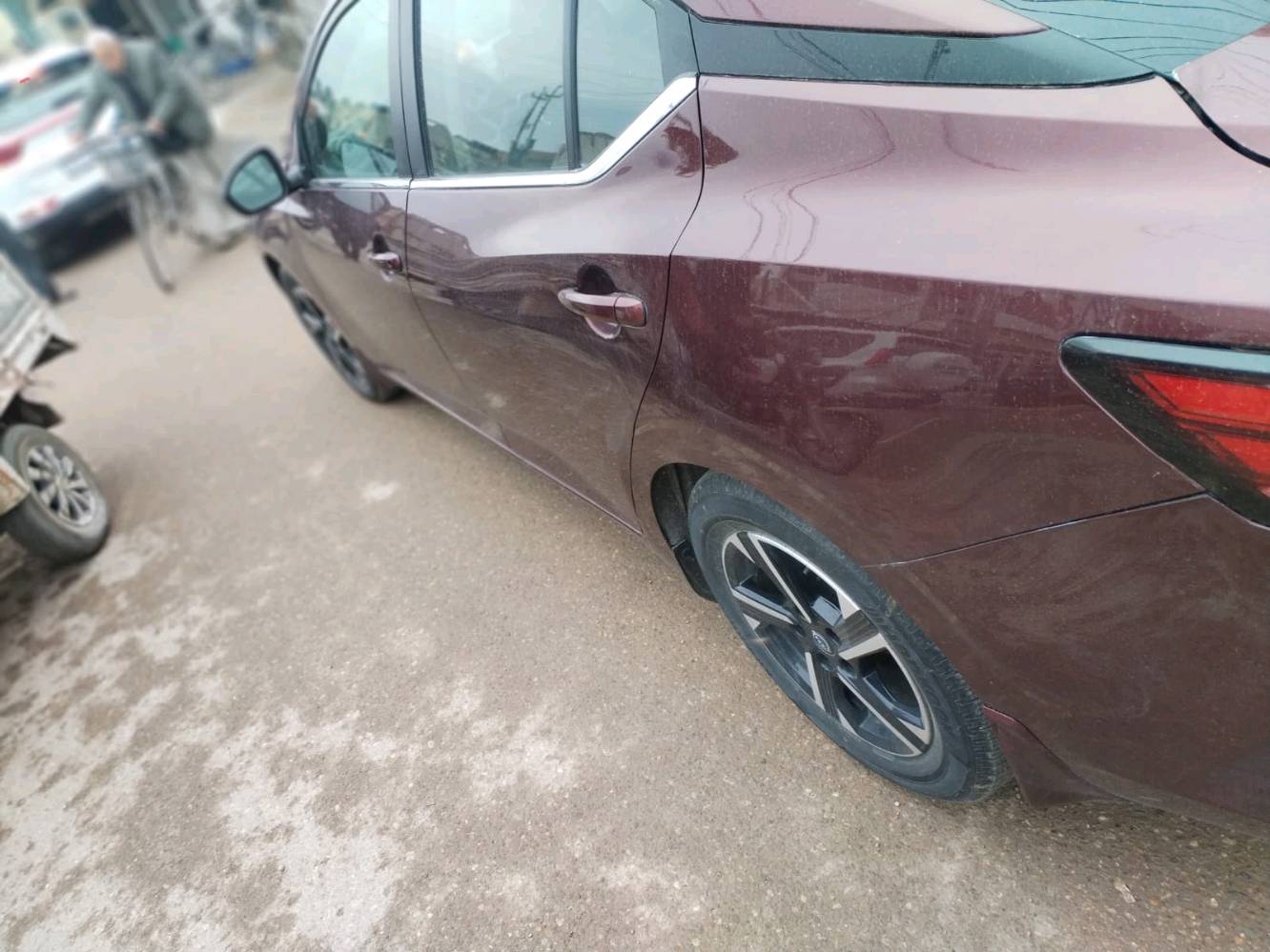 سيارتي نيسان سنترا موديل حديث لون عنابي بحالة ممتازة. تصميم أنيق ومبهر يلائم الاستخدام اليومي والرحلات الطويلة. السعر قابل للتفاوض وفيها مواصفات مميزة تضيف راحة وأمان أثناء القيادة. للمزيد من التفاصيل والتفاوض، تواصلوا معي.