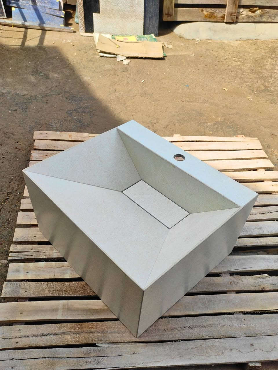 اللهم صلِّ على محمد وآل محمد 🤍
✨ من أعمال معمل الأخوين ✨
نقدّم لكم مغسلة بتصميم هندسي عصري، تعكس روح الأناقة والبساطة بنفس الوقت.
خطوطها الحادة وزواياها المتقنة تعطيها طابعًا معماريًا راقيًا، مع سطح ناعم بلون هادئ ينسجم بسهولة مع مختلف الديكورات الحديثة..
🔹 القياسات:
ارتفاع 30 سم | طول 50 سم | عرض 40 سم
🔹 رؤيتنا في معمل الأخوين: "نحن لا نصنع منتجات... نحن نصنع تفاصيل تعيش معك كل يوم."
"الفخامة الحقيقية تبدأ من أبسط الأشياء، حين تُصنع 

🔥 متوفرة للبيع الآن
📩 للاستفسار أو الحجز راسلنا خاص أو:-
 واتساب ***********
               ***********

📱 متواجدين على: 
فيسبوك https://www.facebook.com/share/1CSZgZLsjg/
 إنستغرام https://www.instagram.com/a_4esi?igsh=eGppcWZkenc1d25t
💡 ملاحظة: نقدر ننفذ نفس التصميم على أي نوع بورسلين وحسب الطلب
"الفخامة تبدأ من التفاصيل… وإحنا نصنعها بإتقان"
#معمل_الأخوين #مغاسل #ديكور #فخامة #حسب_الطلب
