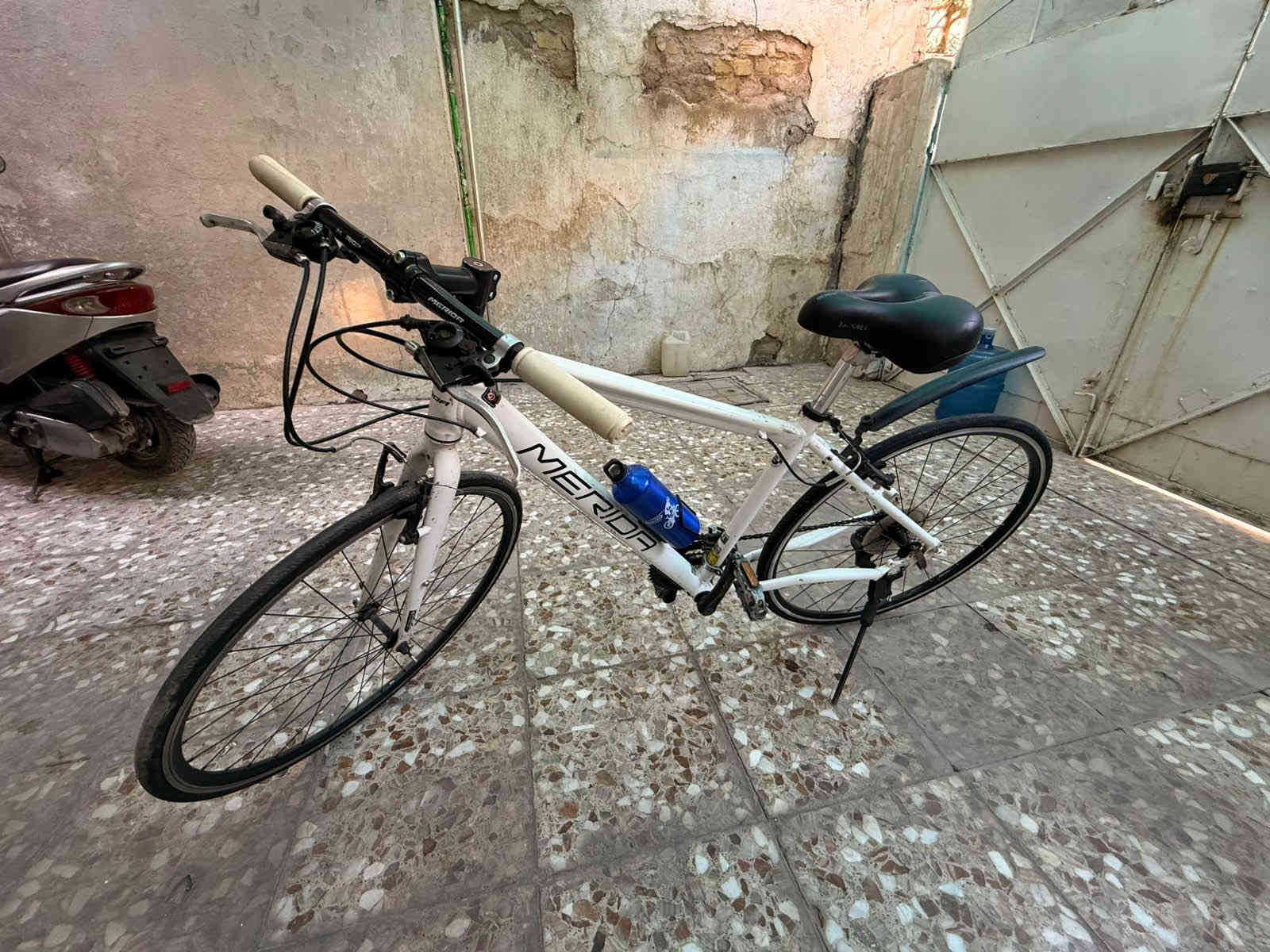 السلام عليكم 
بايسكل C700 ماركة مبردا  MERIDA حجم 28 معدن المنيوم ويالة ماركة جاينت سستم شيمانو تورني موديل حديث مضلع تبديلات الكير 3*8 البايك مختم ميردا خفيف وسلس مناسب للمسافات البعيده كامل مابي نقص السعر 150 الف وبي مجال مكاني الكاظمية او ساحة عدن ***********
