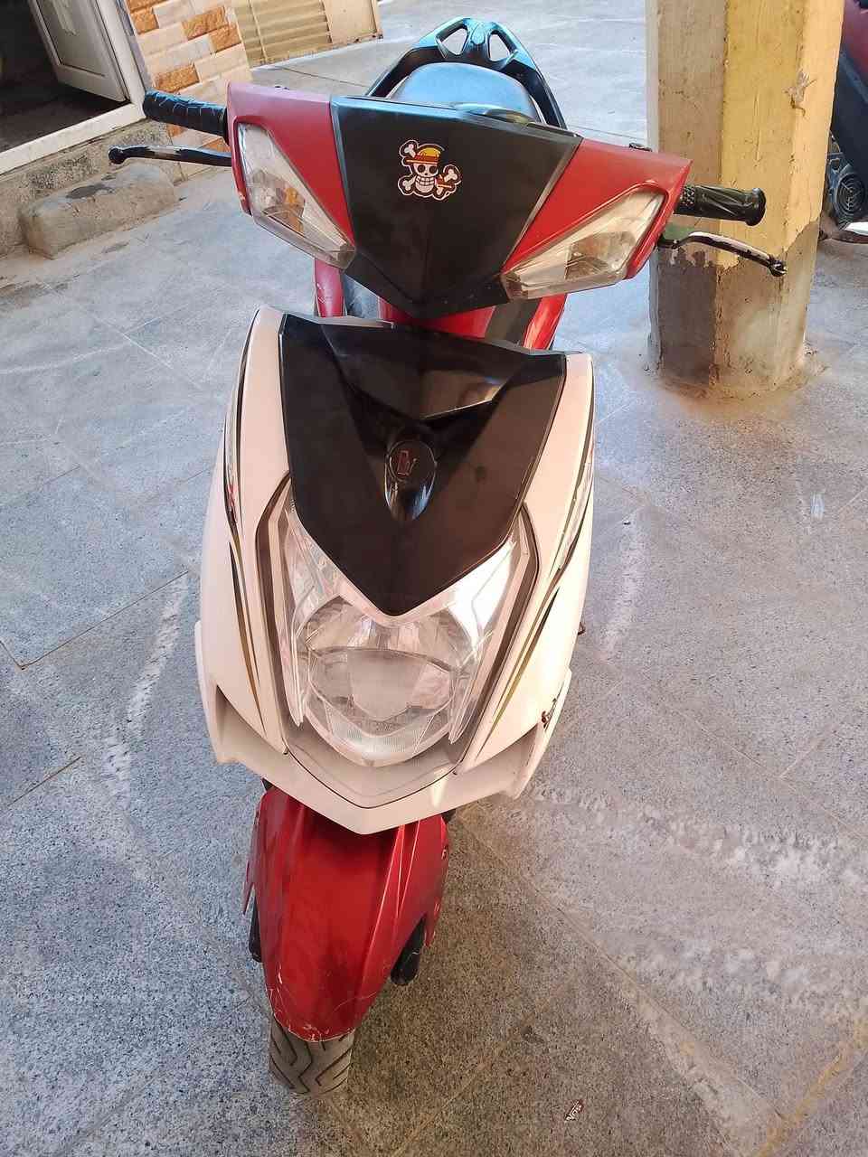 السلام عليكم للبيع دراجه سكنس جديده كلش برغي مامفتوح بيه كله ابلاديه مكفوله من كلشي شاصي ومحرك كله كفاله شلعه فول كهربائيات كله شغاله لايت عالي وناصي أشاير سلف  قفل سكان قفل جنطه ابريك امامي وخلفي مكان كربلاء طويريج السعر 400 وبيه مجال قليل الشراي يتصل ***********
