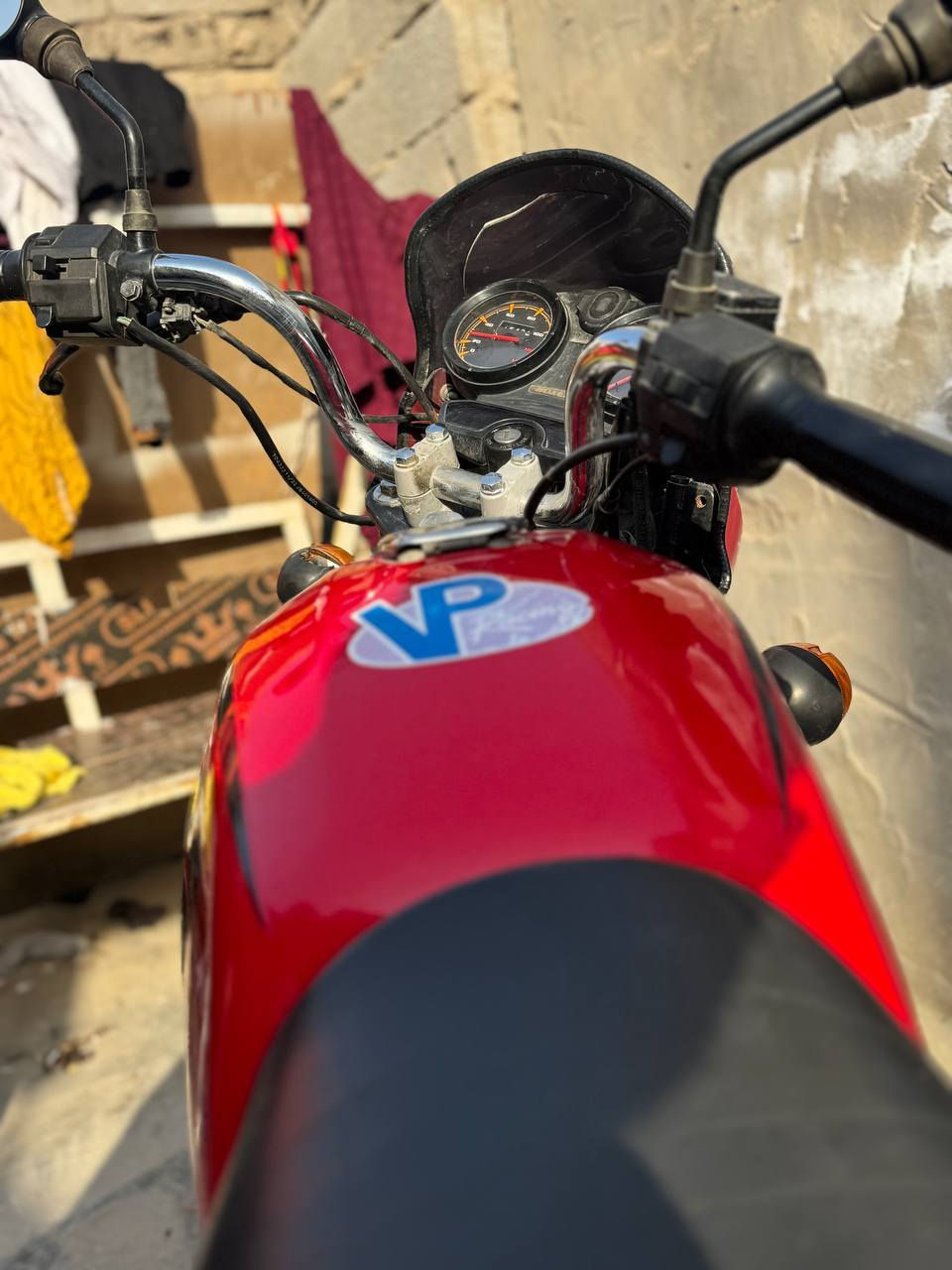 سلام عليكم ورحمة الله . 

بوكسر موديل 2023 سنوية و رقم انگليزي بأسمي . كير محرك على وضع الشركة كهربائيات كلها شغالة نگره سلف بس الكيلو متر ما يشتغل . الدراجة استخدام شخصي اروح وارجع بيها من الجمهورية إلى حي الاحرار شارع الميثاق قرب المحكمة باليوم مره وحدة أو مرتين اروح وارجع . إدامة مستمرة تبديل دهن اصلي دراجه ما متعوبة ولا مشتغلة دلفري ابد ابد ..

                السعر مليونين و 450 ألف وبيه مجال 

للأستفسار / *********** البصرة, العراق
