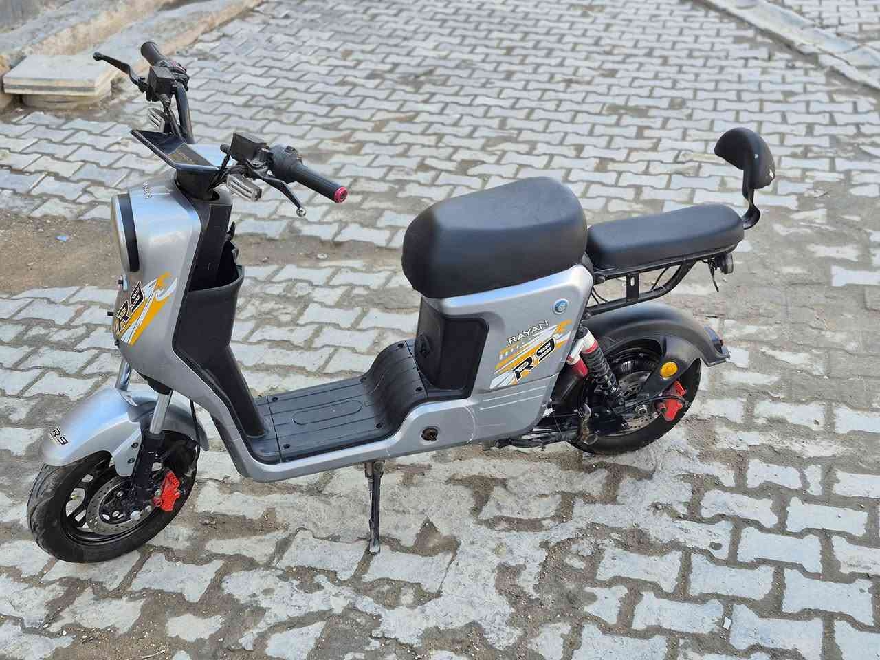 السلام عليكم ار9 موديل25 لون بحري مميز سرعتهة99 دبلاتهة غاز بريكات دهن ملفها1200 الدراجة مفولة عايزهة فقط بطاريات اعيد واكرر دراجة بدون بطاريات!!!! للبيع او مراوس سعرهة250 وبيها مجال قليل للشراي  للاستفسار ***********
