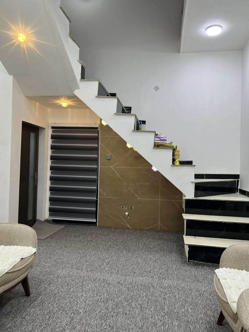 سلام عليكم تفاصيل البيت ناصريه قرب جامعة ذي قار  الصخين على الحولي (زراعي)
بناء طابوك +صب كونكريت سقف + رباط ارضي  
غرفه 1 نضام سويت +غرفه 2 نضام منور + صاله + حمامات داخليه + خارجيه+منور + مطبخ + استقبال 
المساحه 150 متر + الجداري كله لوح + الارضي بورسلين بيبان وشبابك تفصال تأسيس ماي مجاري سمارت بيت كلش مرتب ومتعوب علي كافة الخدمات متوفره 
بوري الماي بلباب المدارس مسافة دقيقتين ثاني بيت ع الحولي شارعه مفروش سبيس 
البيت كامل مكمل الاستفسار بيع مستعجل *********** البيت فول مواصفات جاهز للسكن
