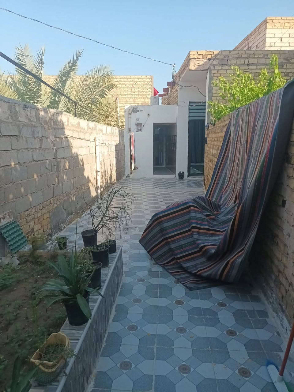 بيت للبيع زراعي المساحه 170 متر
غرفتين وصاله ومطبخ وحمامات داخل وخارج وبراني ممر خلف البيت منطقة الدسيم *********** 
السعر 105 مليون
