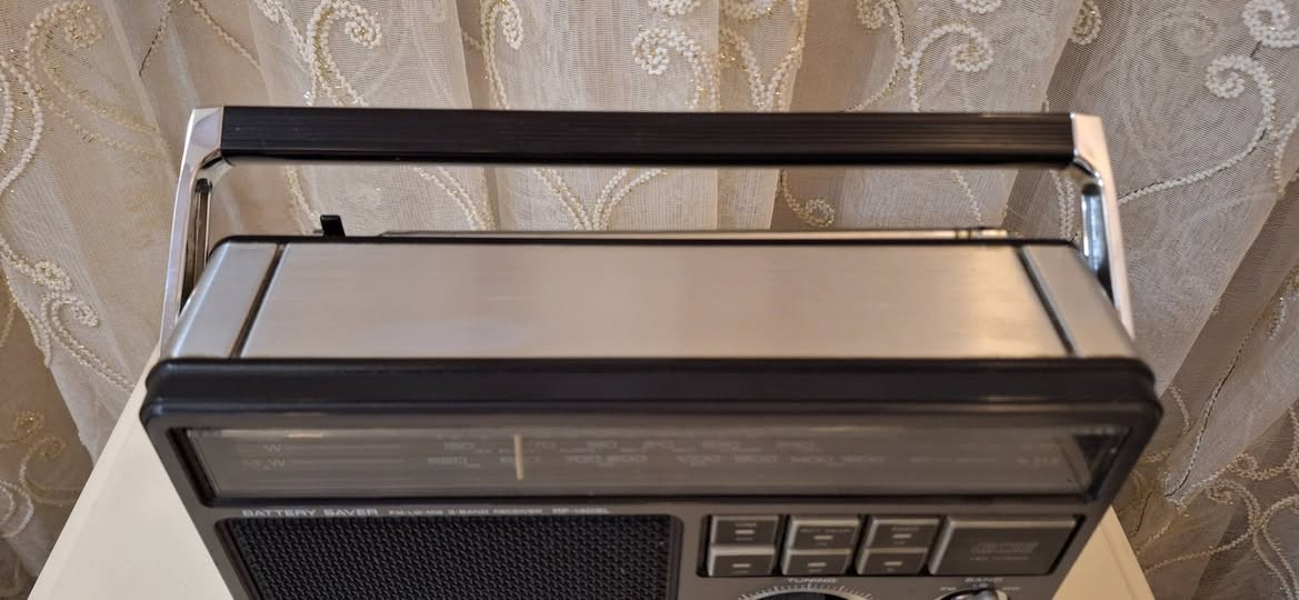 رادیو  باناسونیك  یاباني اصلي نسبة نضافة  97
145 الف نضیف جدا انتاج السنة 1981 یعمل  علی کهرباء 220 فولت3 باتري کبیر جهاز كامل شغال موجات رادیو  
FM   MW     LW
توصیل   للحجز مراسلة الصفحة او مراسلة واتساب على الرقم ***********
