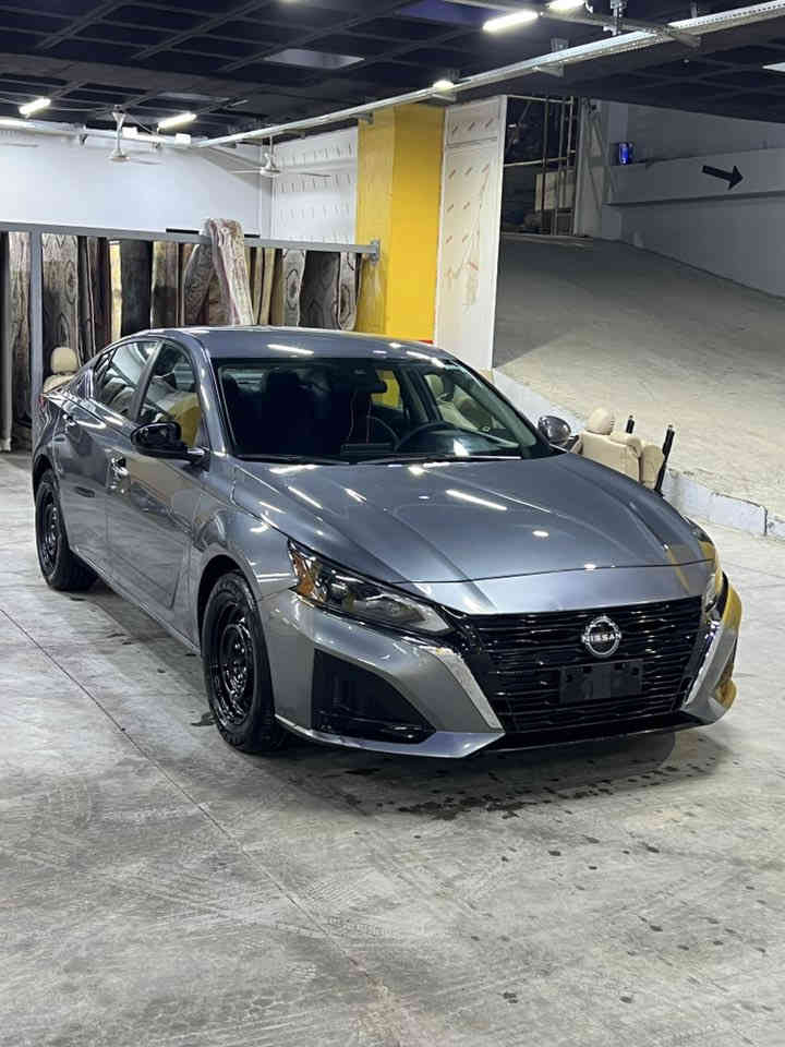 سلام عليكم ورحمة الله وبركاته
نيسان التيماا 2023 s 
قطعتين صبغ جملغ امامي سايق صبغ جملغ خلفي سايق صبغ ولابواب جهة السايق امبدلات بلاد 
بيهة دواخل التكمة فقط 
السيارة جاهزة وكلش حلوةبدون نقص 
ايرباك فقط بردة طاگة وراجع سستم
ماشية 49000مايل 
امامي خلفي كبس 
السيارة كاتي باقي اكثر من شهر لترقيم 
امسوي هزة وبراد 
السعر 130 وبي مجال 
مكان السيارة كلار 
ر.ت ***********
