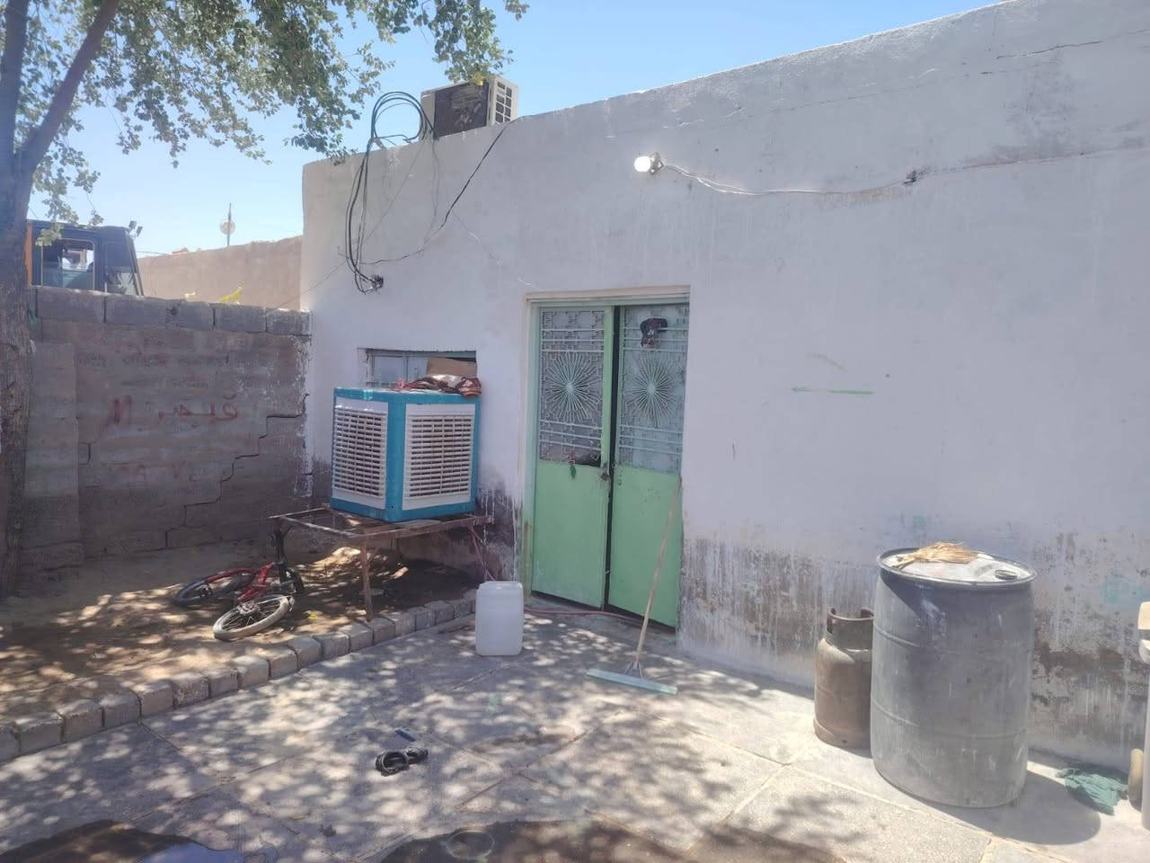 السلام عليكم بيت تجاوز للبيع ٢٠٠متر قرب جامع جعفر الطيار الستفسار ***********
