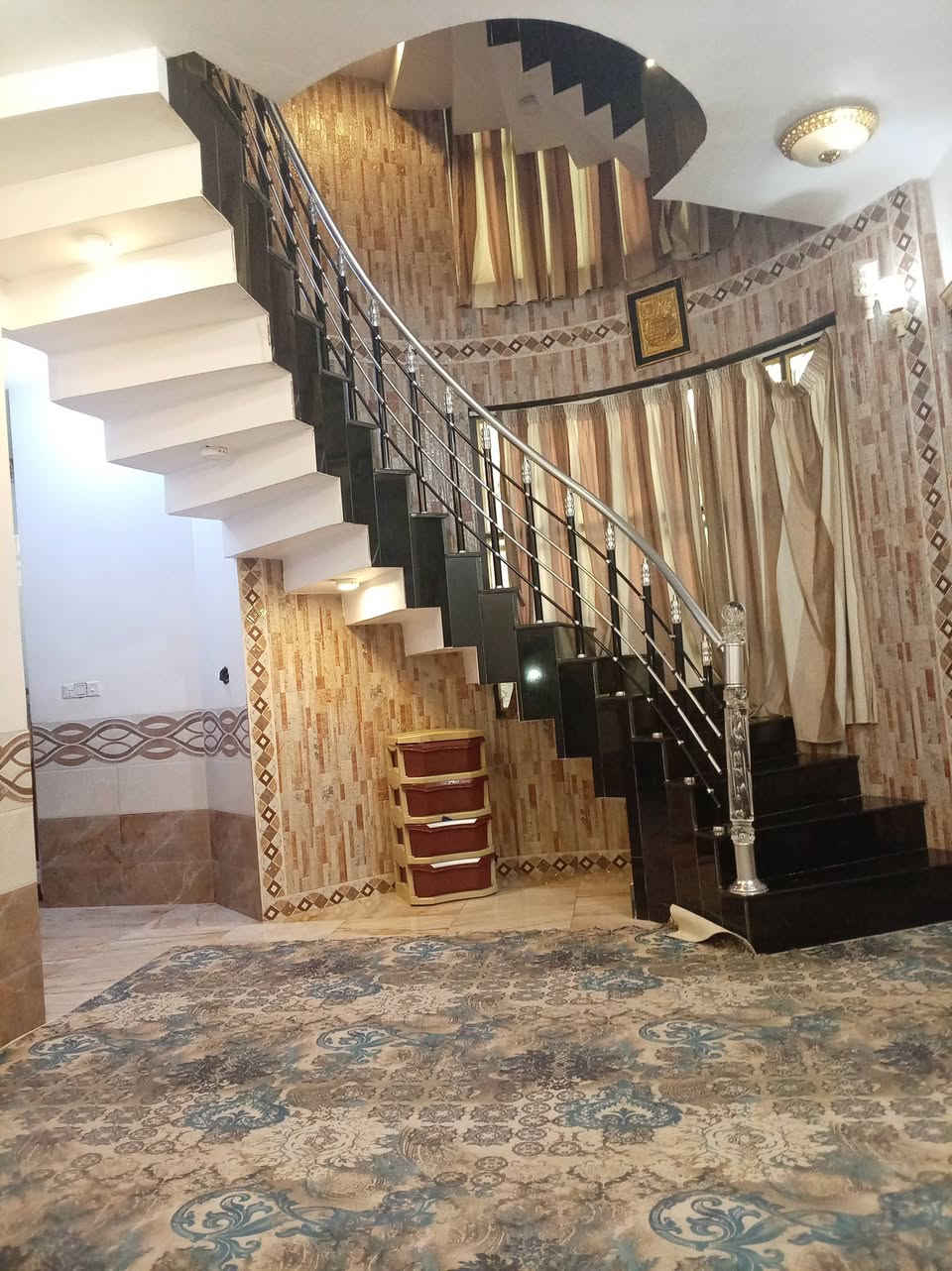 السلام عليكم
ع بركه الله 
بيت طابو صرف موقع حي اور الثانيه بيت ركن مساحه 137 م 
طابقين كونكريت مسلح
طابق لأول غرفتين وصاله ومطبخ
الطابق الثاني غرفتين ومطبخ
براني ٦متار حلو ومرتب
السعر خاص او لاتصال ***********
