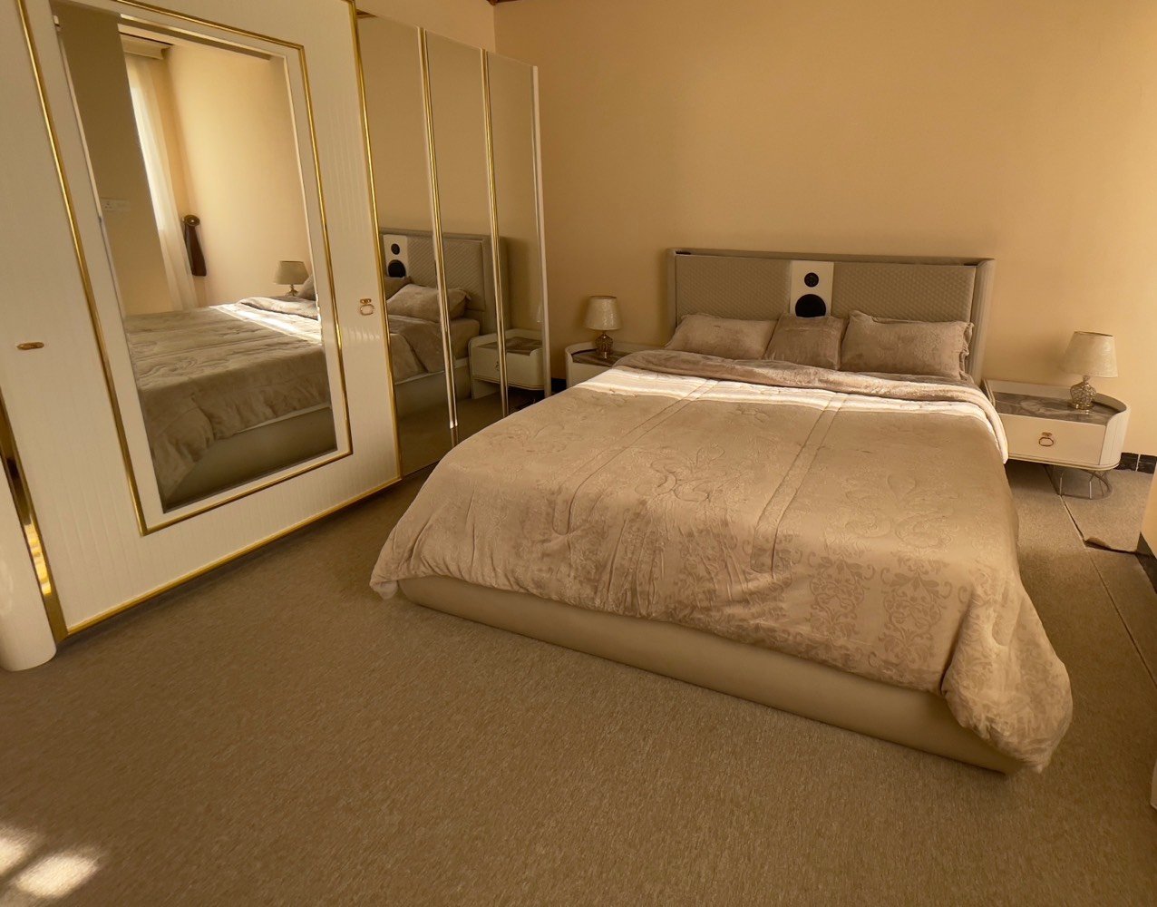 السلام عليكم 
غرفه نوم تركي مع ملحقاتها خشب HDF 
للتفاصيل يرجى الإتصال على رقم
***********