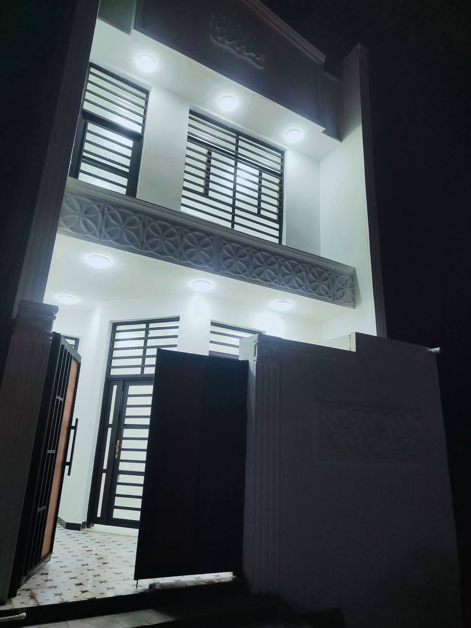 🏠 / دار للبيع
مساحه 100 م طابو زراعي سند 25
واجهه 5 م / نزال 20 م 

🧱 بناء حديث درجه أولى ( تشطيب نهائي )

الطابق الاول / مطبخ . أستقبال . هول . غرفه . مجمع صحيات  داخالي وخارجيه . كراج 

الطابق الثاني / 2 غرف . هول . مجمع صحيات 

🌏 الموقع / شارع 80 مال كربلاء ( قريب من البانزين خانه)

للأستفسار أكثر📞
***********

