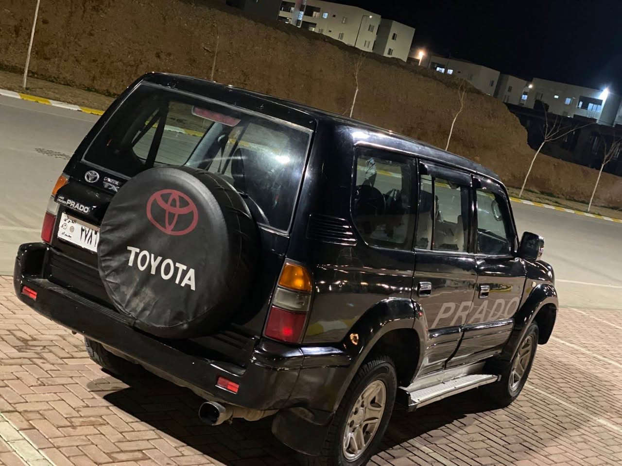 پرادۆ مۆدێل ٢٠٠٠
٦بستۆن دەبل اکسل بە شەرتی گێر و مەکینەو اکسل
ارمی اصلی هەولێر سەنەوی لەگەڵە رەنگی لە سەوزەوە گۆڕاوە بۆ ڕەش
سەیارەکە جایزە ٤تایەی لۆکی لە ژێرە 
نرخی ٦٣ و مەجالەکی کەم
*********** السليمانية, العراق
