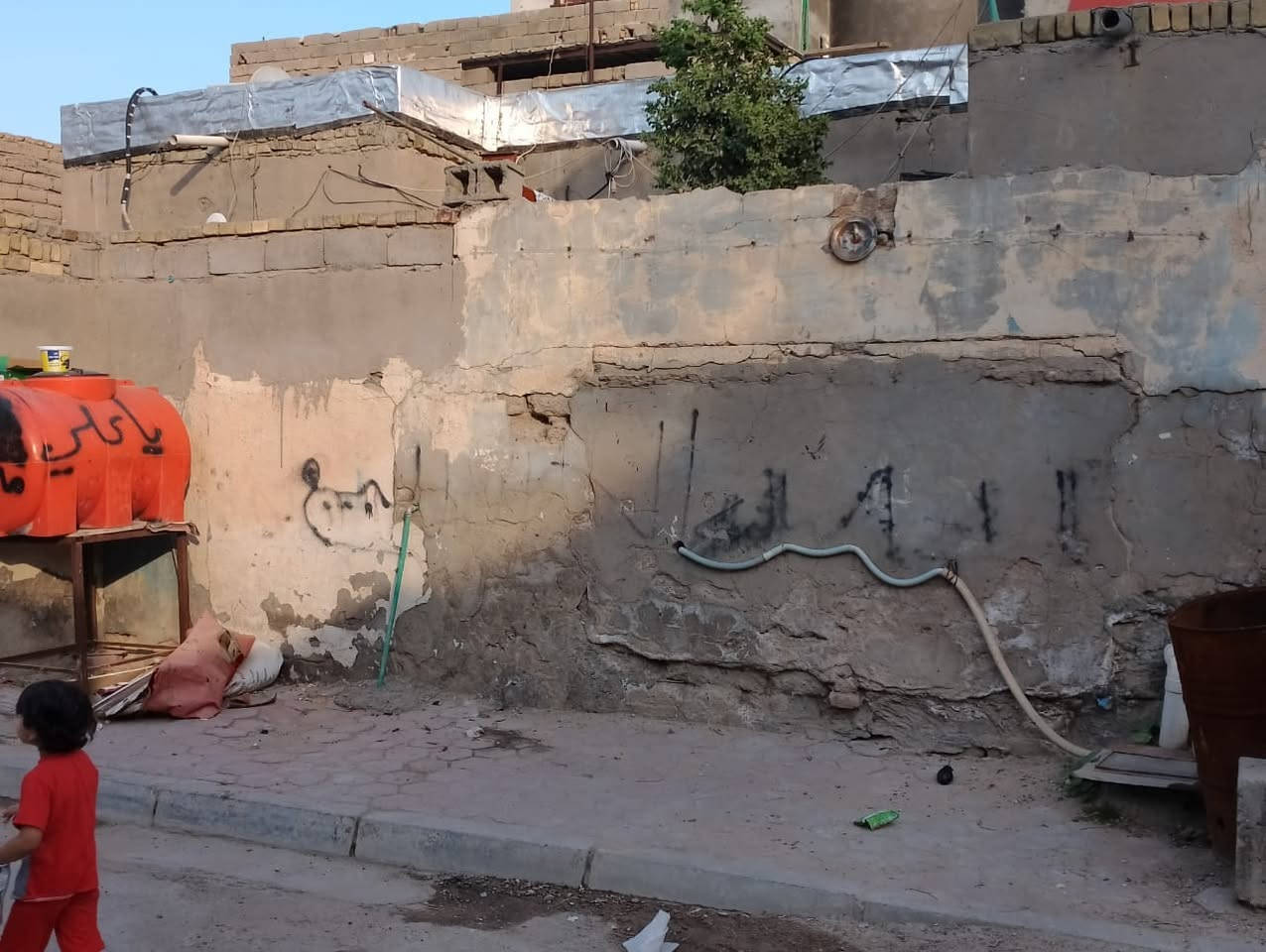 دار البيع طابو صرف
قديم بس مرمم 
في منطقة كزيزه 
قرب شارع العريض 
المساحه.    ونص142
غرف عدد 3
صالت ستقبال 
مطبح +هول 
صحيات 
متوفر كافة الخدمات 
سعر 97 وبي مجال قليل 
الاستفسار ... ***********
