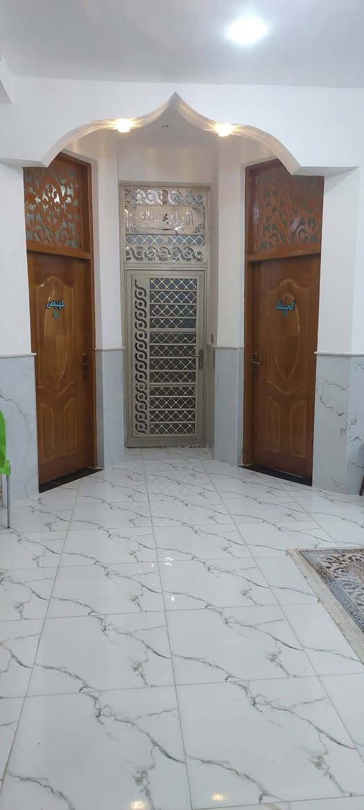 بيت زراعي مساحة 200متر حي الخضراء مقابيل المعارض يتكون من مطبخ واستقبال وصالة وغرفتين ومناور اثنين مع صحيات داخليه وخارجيه وبيتونه وستاره كما موضح بالصور الشراي يتصل بالرقم الموجود ***********
