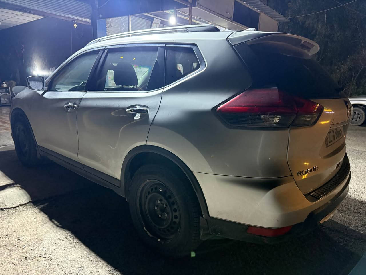 نیسان رۆگ ٢٠١٧
مواسەفات SV 
چوار پارچە سبوغ سەرە شاسی گرتیە
كاڵبونەوەی هەیە كەمە و نەرمەتەزرەی هەیە
سەیارەكە بەناوی خۆمە سەنەوی نوێیە 
رادار و بەسمە و شەغال و تەبرید مەركەزیە ئاوێنە ئیشارەت ...
تایەی تازەگۆراوە ، حدادی دەوێ 
١٦٥ كلم رۆیشتوە 
وێنەی پارچەكانیم داناوە 
تكایە جوان بیخوێنەوە هەمویم نوسیوە 
نرخی ١١٨ ژمارە مۆبایل *********** أربيل, العراق
