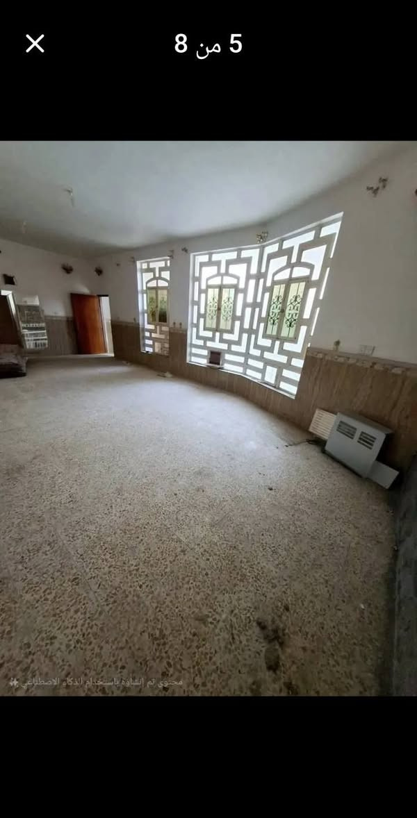 السلام عليكم 
بيت غير مكتمل بناءه للايجار بحي السلام 
المساحة ١٠٠ متر مربع ١٠×١٠ ثاني بيت عن شارع سلام جامعة قرب مدارس بانيقيا 
يحتوي الدار على غرفة واحد  جدار سيراميك بمساحة ٥×١٠ وبيها مدخل صغير قبل الغرفه اما المطبخ والمغاسل خارجيات ( بالطارمة بيهن سقف لكن غير مفصولات عن الطارمة )كما هو موضح بالصور ويحتوي على غرفه بصف المطبخ  مسقوفه ومفصوله عن الطارمة لكنها صغيرة بمساحه متر بمترين 
التفاصيل موضحة بالصور  
السعر ٣٢٥
وللاستفسار اكثر التواصل على الرقم  *********** واتساب رسائل فقط النجف, العراق
