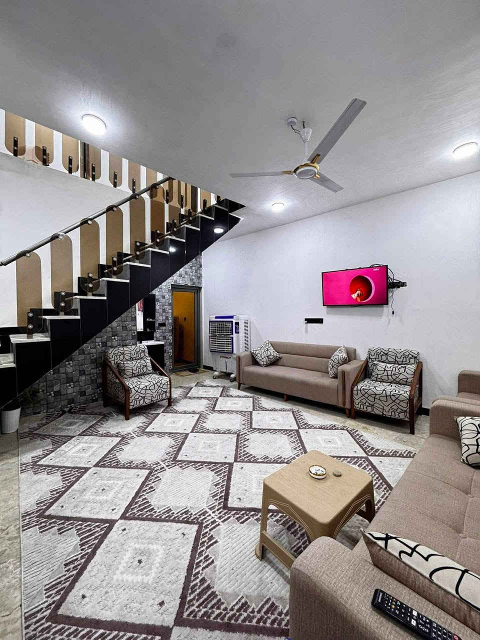 بيت للبيع 85 متر ركن على شارعين
بيت للبيع 85 متر ركن على شارعين

كربلاء الحر خلف أسواق المائدة بداية الحي

الطابق الأرضي 

صالة 

مطبخ 

صحيات 

محل 5‎*5مؤجر 

محل 3*3 مؤجر

الطابق الثاني 

غرفة 4*3

غرفة 4*5

صالة مع بلكونة مع منور 

صحيات 

السعر 135 مليون 

للعلم البيع مع الأثاث#

***********
